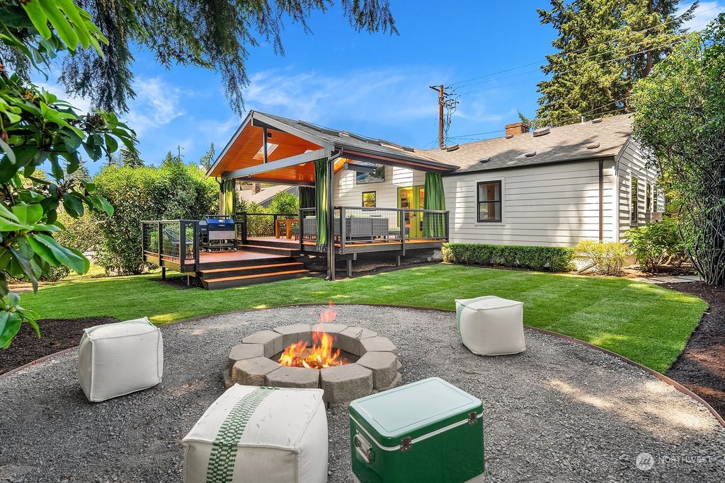 Photo of 337 NE 120th Street, Seattle, WA 98125 (MLS # 2263576)