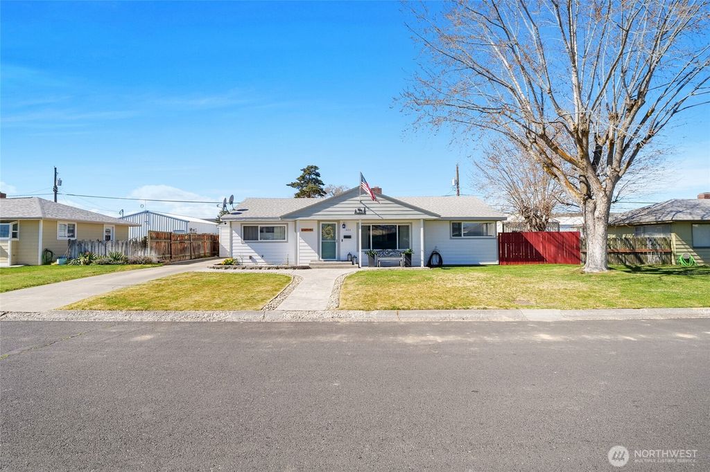 Photo of 223 H Street NE, Ephrata, WA 98823 (MLS # 2498302)