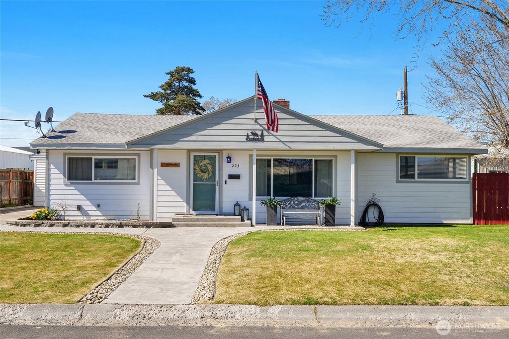 Photo of 223 H Street NE, Ephrata, WA 98823 (MLS # 2498302)