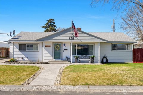 Photo of 223 H Street NE, Ephrata, WA 98823 (MLS # 2498302)