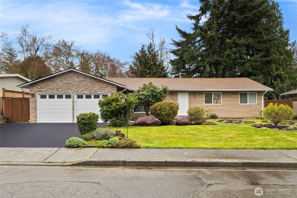 Photo of 14128 NE 82nd Place Pl, Kirkland, WA 98034 (MLS # 2501790)