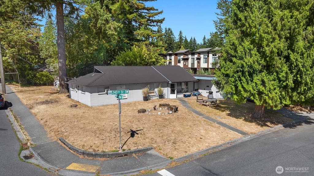 Photo of 5507 240th Street SW, Mountlake Terrace, WA 98043 (MLS # 2572307)