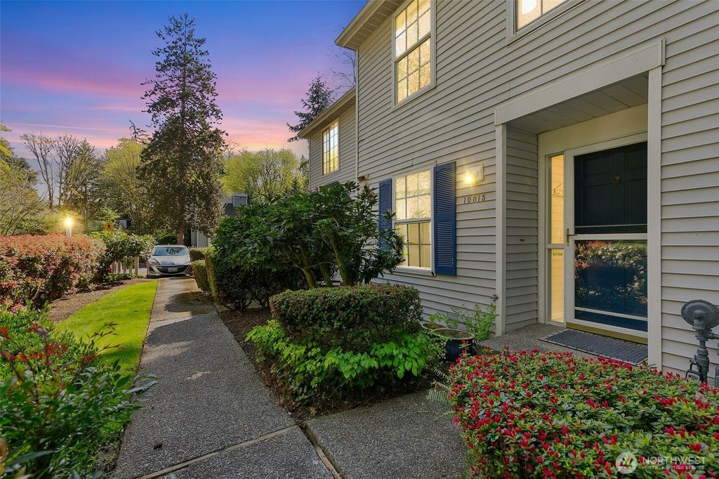 Photo of 10015 NE 129th Place, Kirkland, WA 98034 (MLS # 2393983)