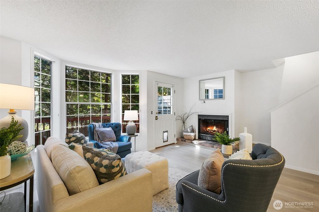 Photo of 10015 NE 129th Place, Kirkland, WA 98034 (MLS # 2393983)