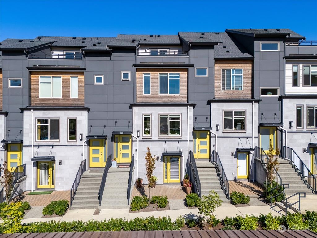 Photo of 550 NE Daisy Walk Walk, Issaquah, WA 98029 (MLS # 2297239)