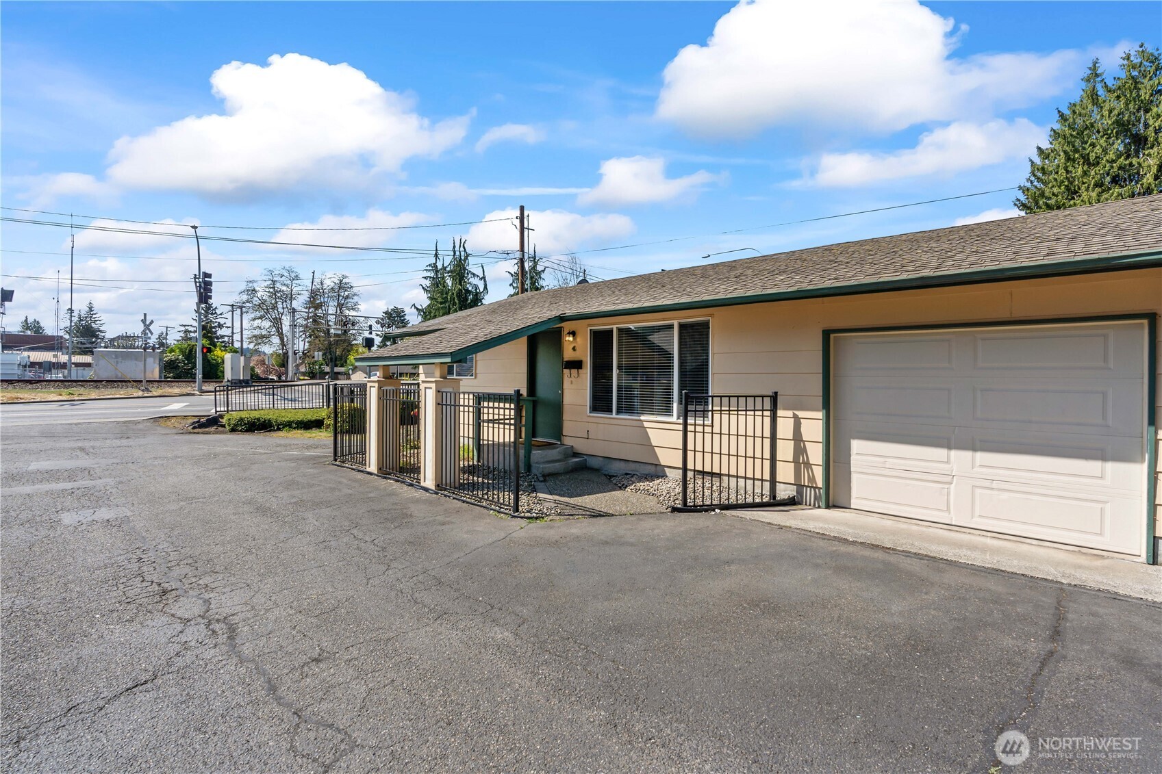 1121 W Stewart Avenue 4
