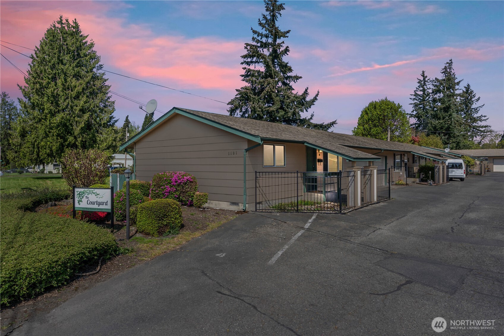 1121 W Stewart Avenue 4