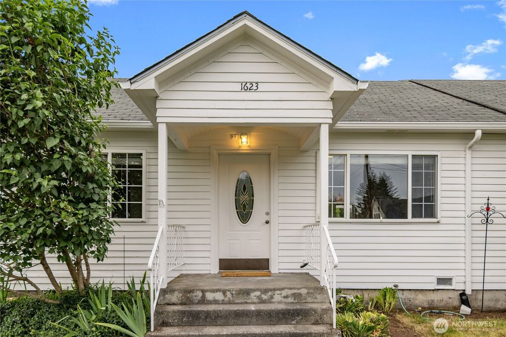 Photo of 1623 Palm Avenue, Everett, WA 98203 (MLS # 2514453)