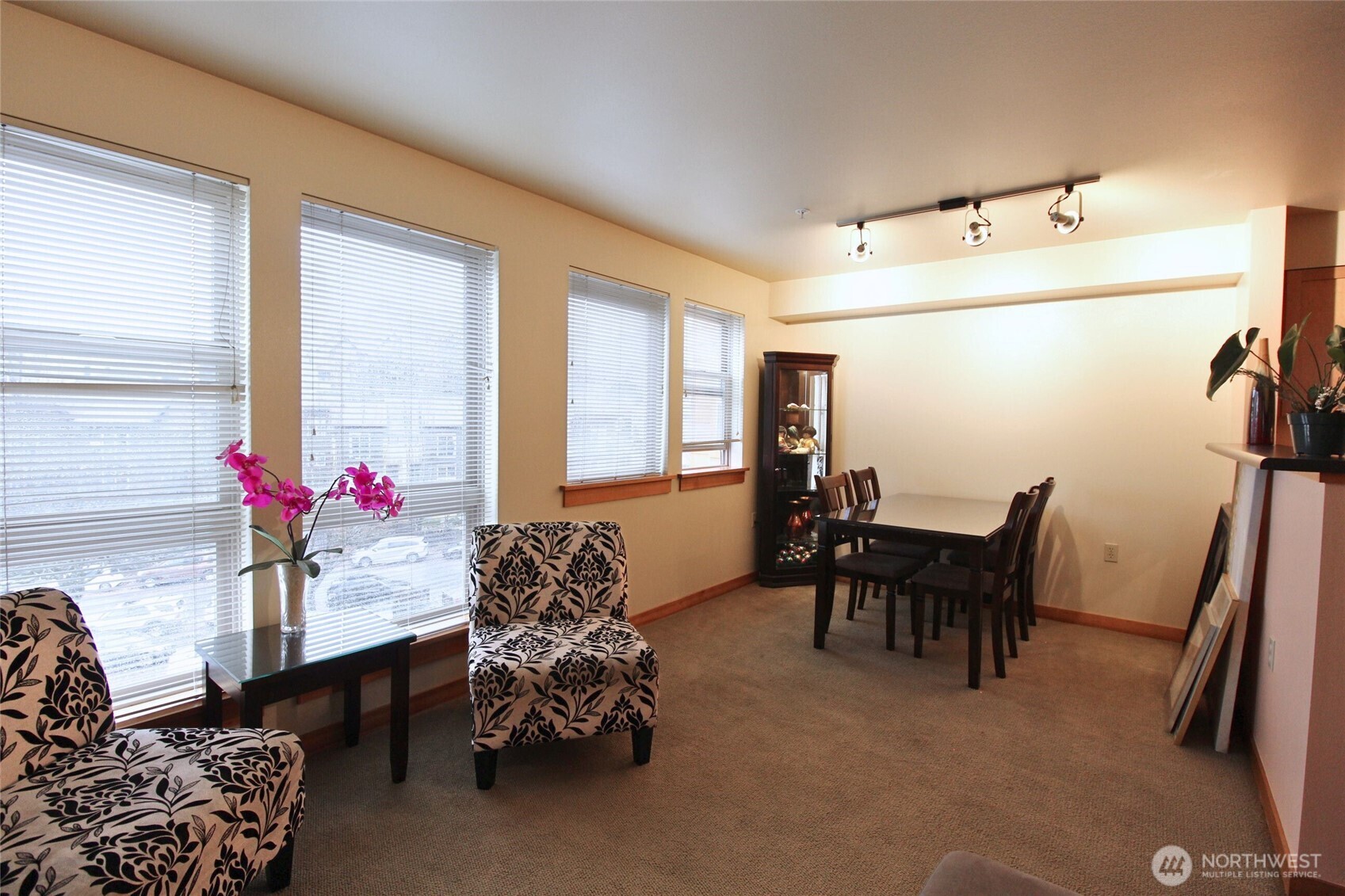 827 Hiawatha Place S 406