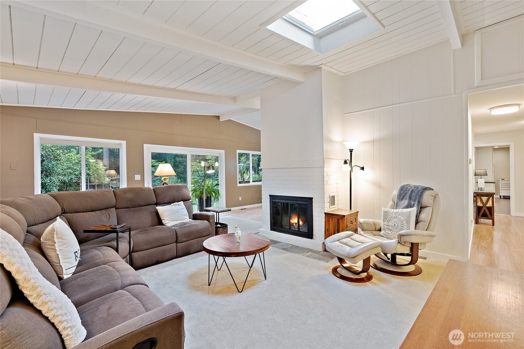 Photo of 18483 47th Place NE, Lake Forest Park, WA 98155 (MLS # 2586884)