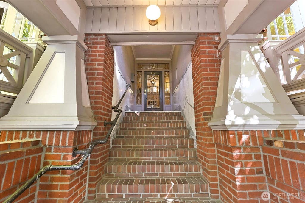 Photo of 214 13th Avenue E #2, Seattle, WA 98102 (MLS # 2565115)
