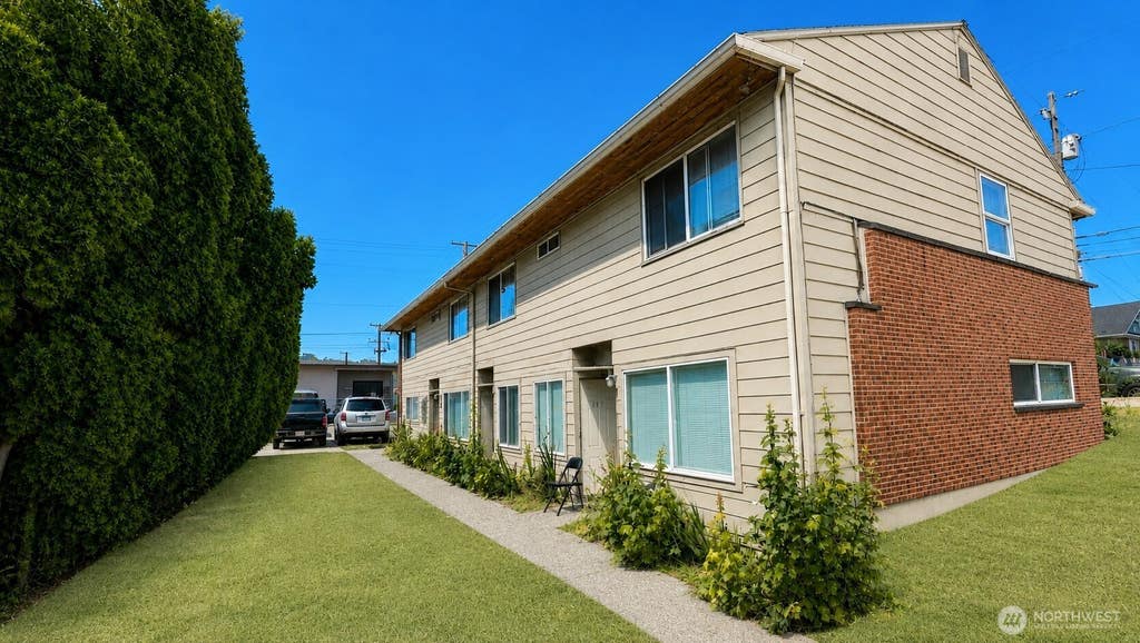 Photo of 701 S Kenyon St, Seattle, WA 98108 (MLS # 2566778)