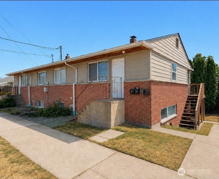Photo of 701 S Kenyon St, Seattle, WA 98108 (MLS # 2566778)