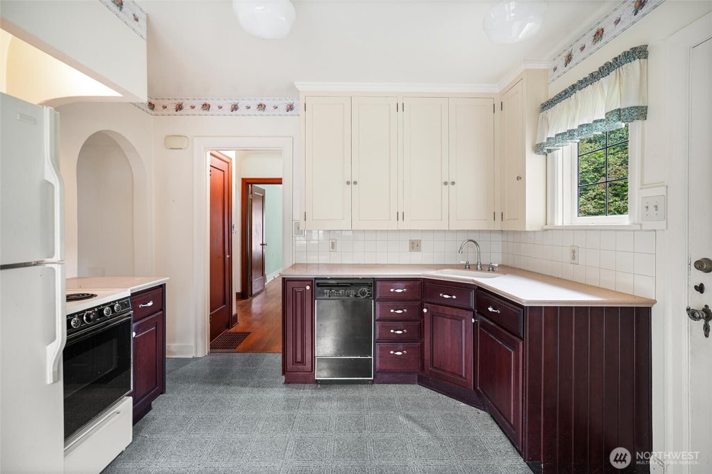 Photo of 9917 NE 190th Street, Bothell, WA 98011 (MLS # 2579905)