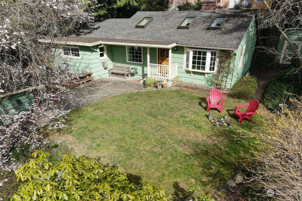 Photo of 9730 46th Avenue NE, Seattle, WA 98115 (MLS # 2046066)