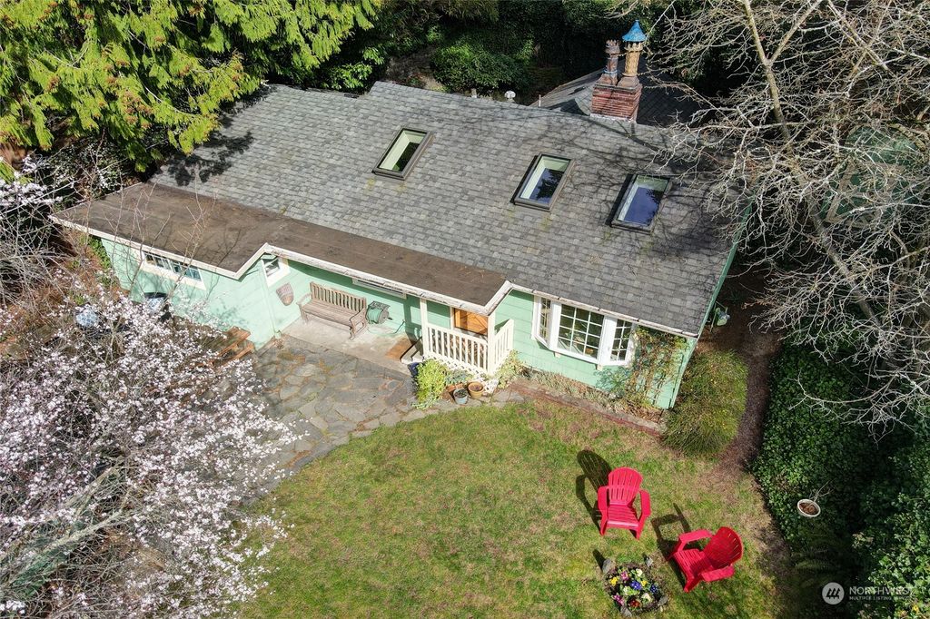 Photo of 9730 46th Avenue NE, Seattle, WA 98115 (MLS # 2046066)