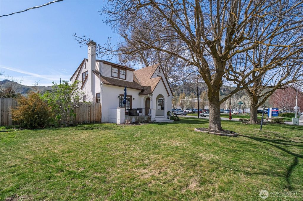 Photo of 841 Red Apple Road, Wenatchee, WA 98801 (MLS # 2500675)