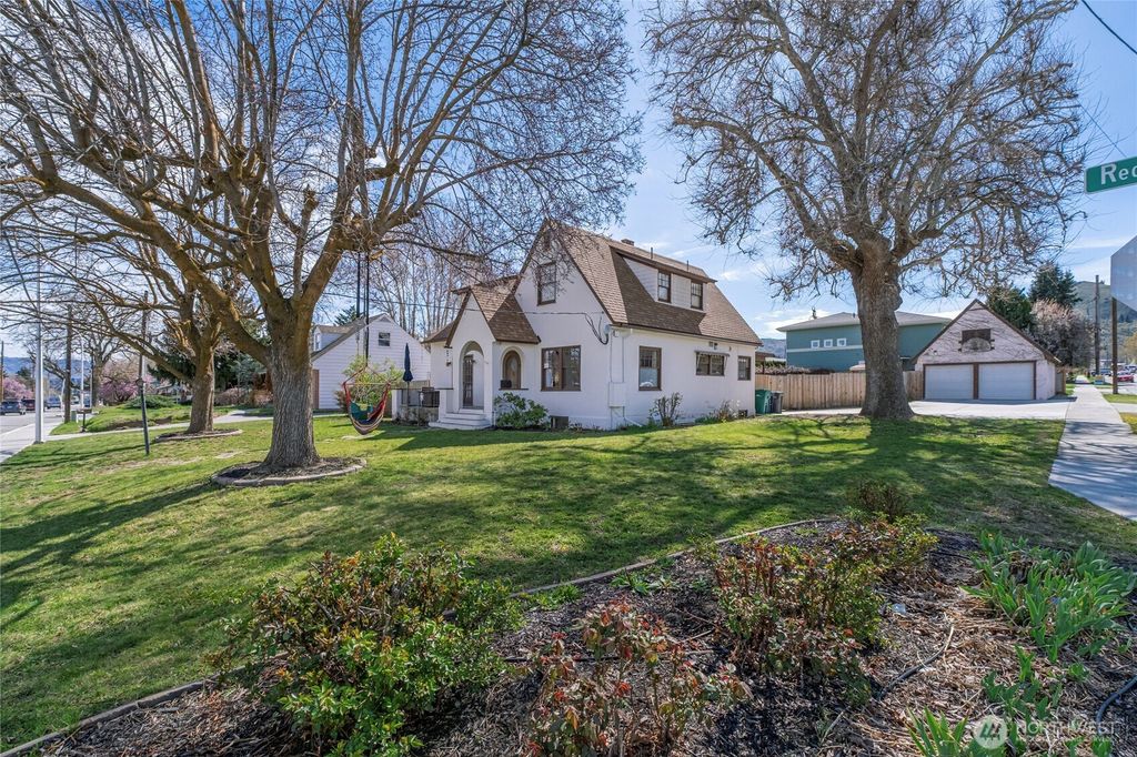 Photo of 841 Red Apple Road, Wenatchee, WA 98801 (MLS # 2500675)