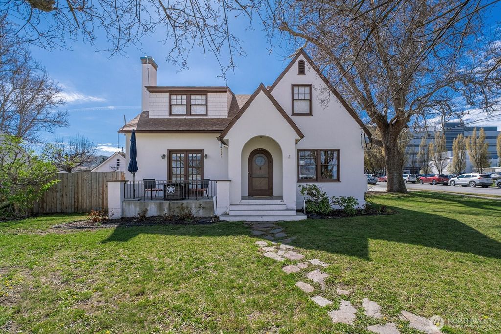 Photo of 841 Red Apple Road, Wenatchee, WA 98801 (MLS # 2500675)