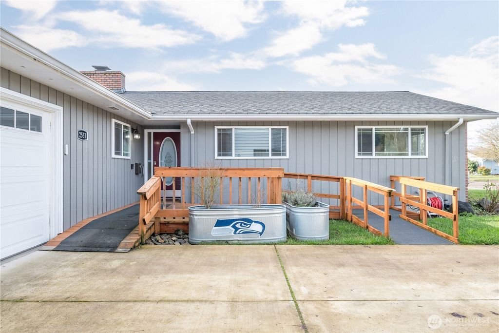 Photo of 2551 Northlake Avenue, Longview, WA 98632 (MLS # 2455048)