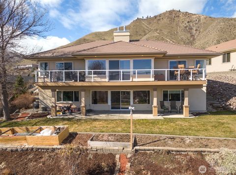 735 Castle Heights Drive, Wenatchee, WA 98801 - MLS#: 2345678