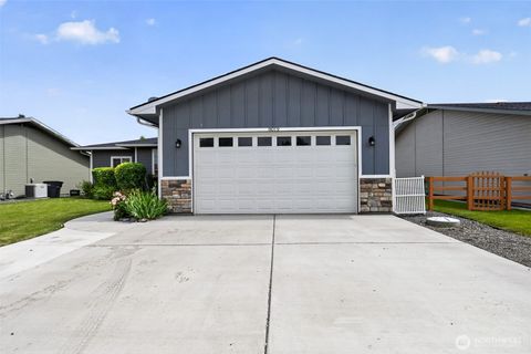 Photo of 8019 Vialago Parkway PKWY, Zillah, WA 98953 (MLS # 2518963)