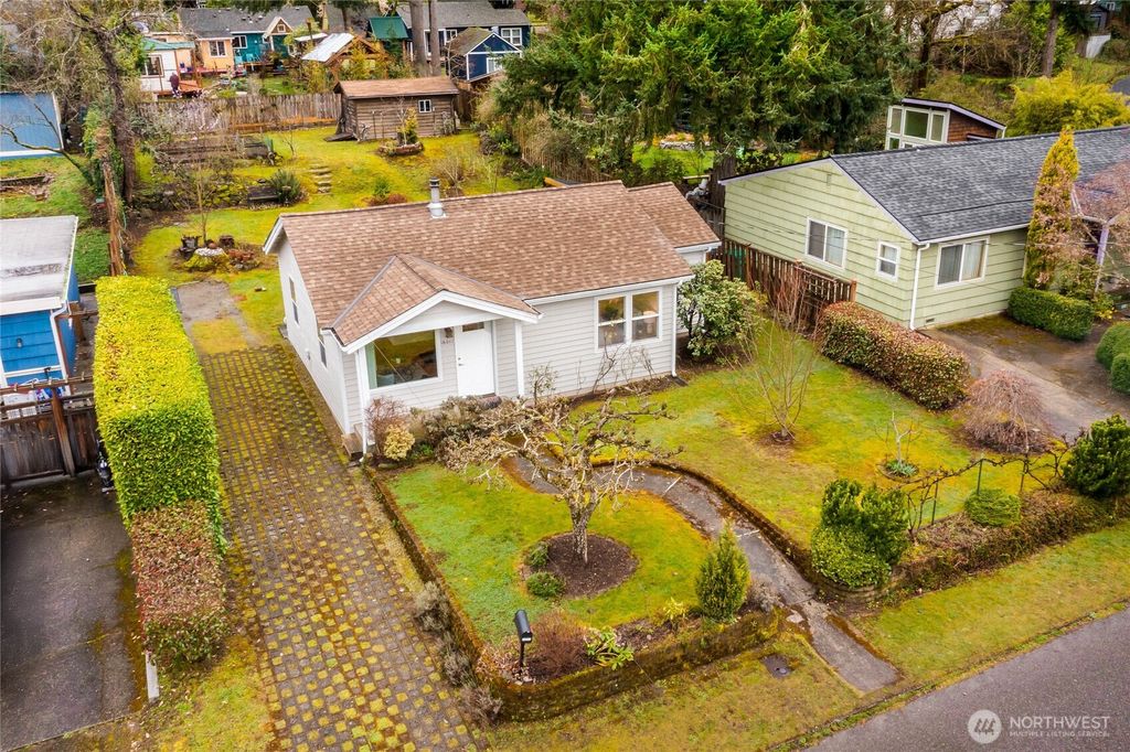 Photo of 16011 27th Avenue NE, Shoreline, WA 98155 (MLS # 2489706)