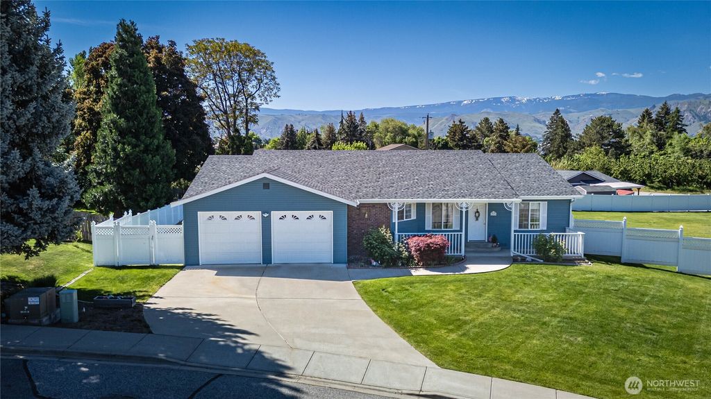 Photo of 2038 Autumn Drive, East Wenatchee, WA 98802 (MLS # 2518502)