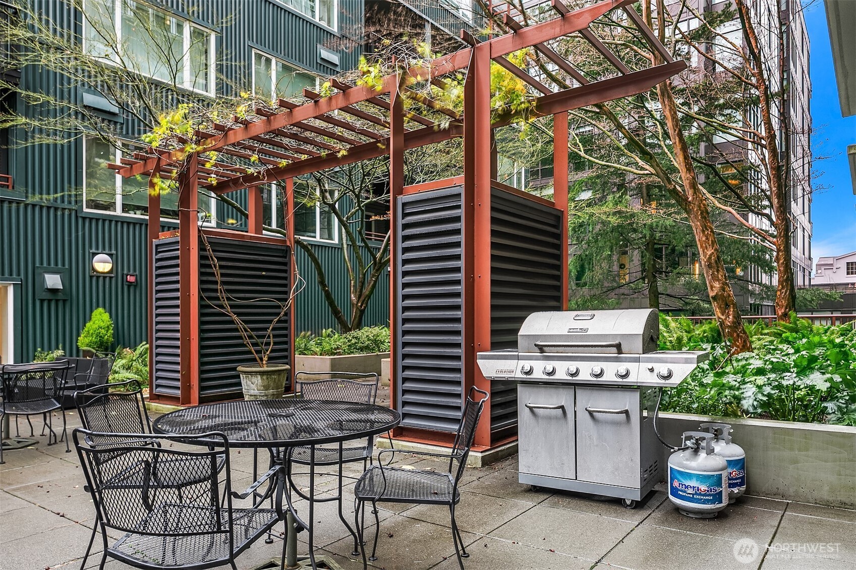 2717 Western Avenue 638