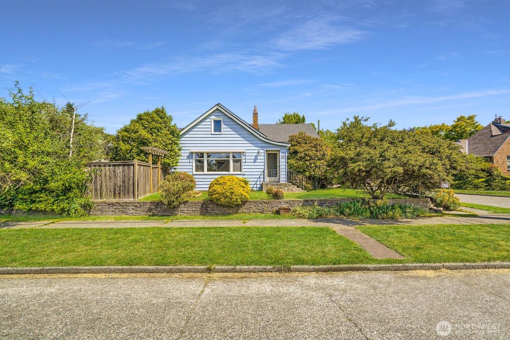 Photo of 324 NE 81st Street, Seattle, WA 98115 (MLS # 2396823)