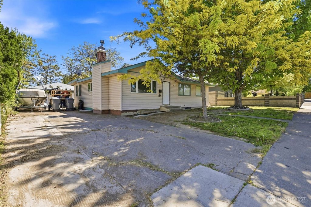 Photo of 629 S Conway Street, Kennewick, WA 99336 (MLS # 2517198)