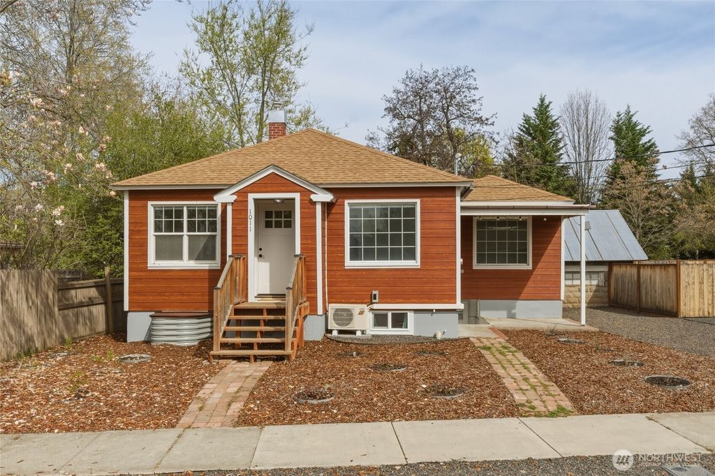 Photo of 1011 Waverly Street, Walla Walla, WA 99362 (MLS # 2501103)