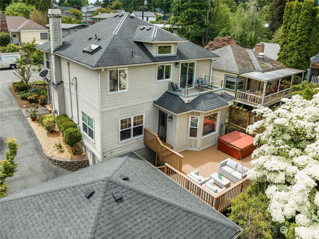 Photo of 1052 NE 102nd Street, Seattle, WA 98125 (MLS # 2251276)