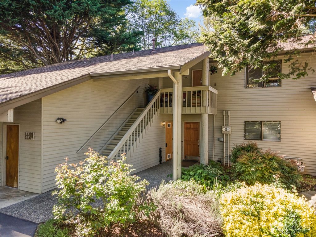 Photo of 1101 Bellefield Park Lane #1107, Bellevue, WA 98004 (MLS # 2067461)