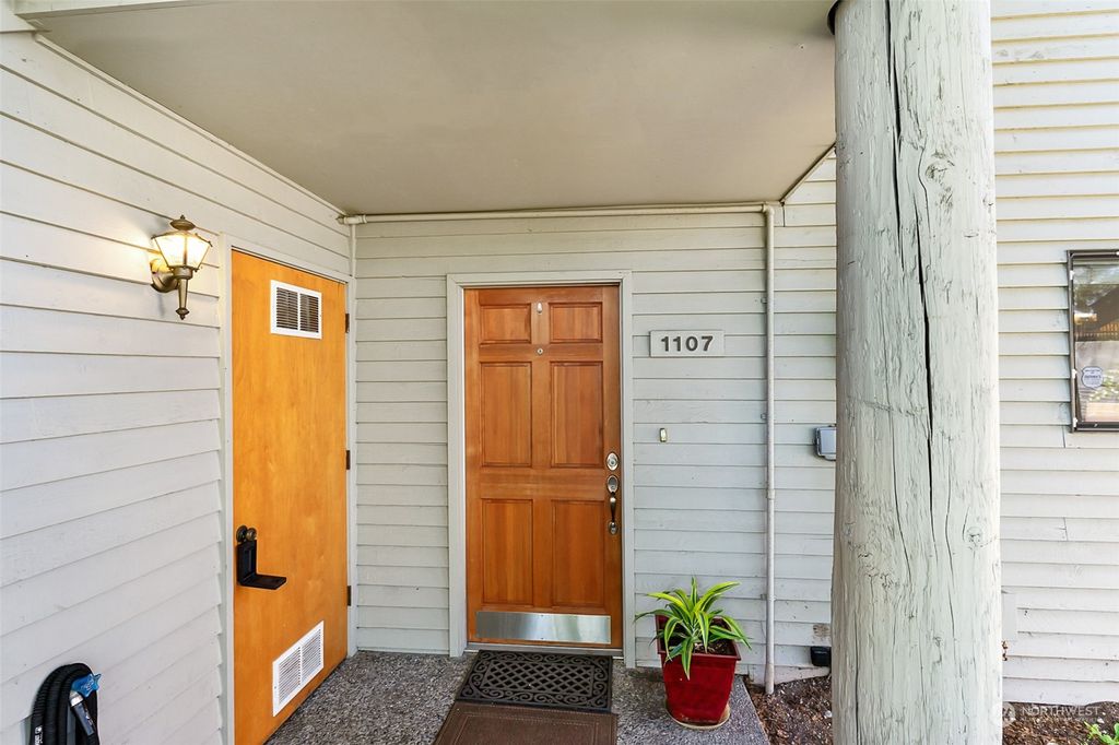 Photo of 1101 Bellefield Park Lane #1107, Bellevue, WA 98004 (MLS # 2067461)