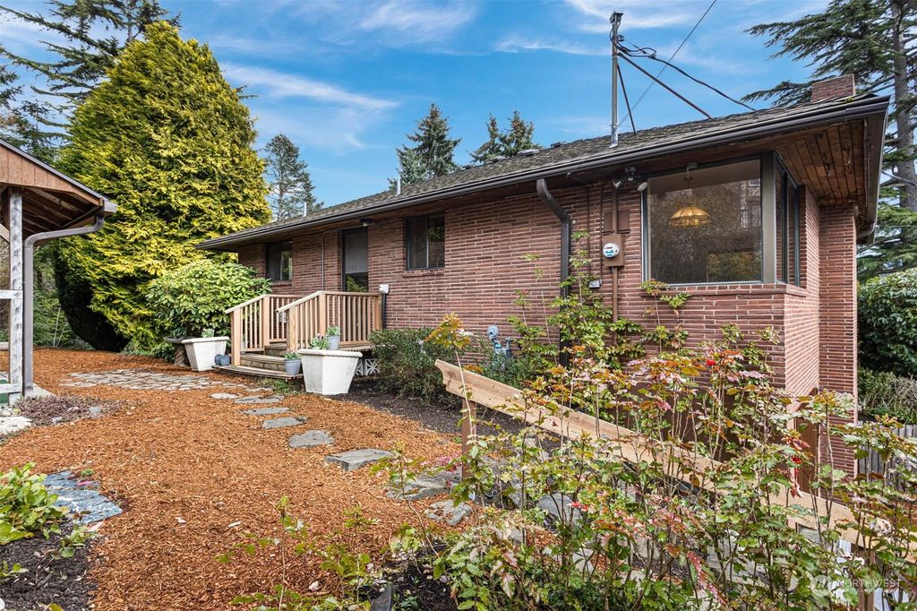 Photo of 12124 24th Place SW, Burien, WA 98146 (MLS # 2048917)