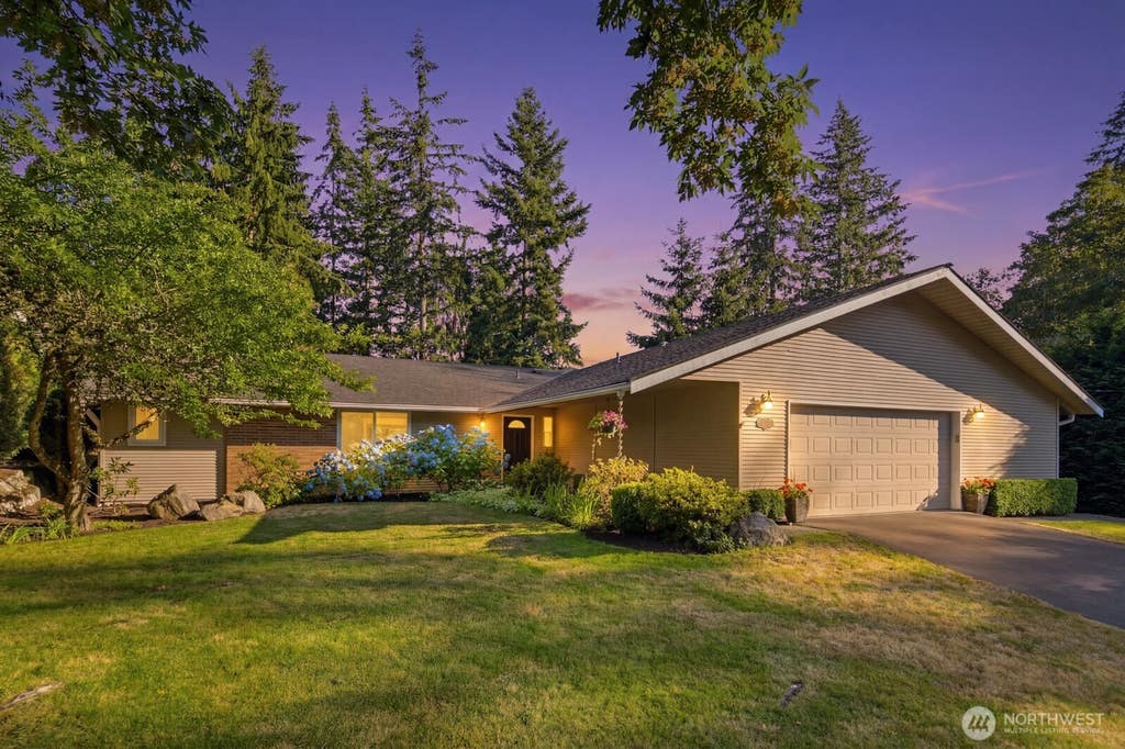 Photo of 16537 SE 45th Place, Bellevue, WA 98006 (MLS # 2551248)