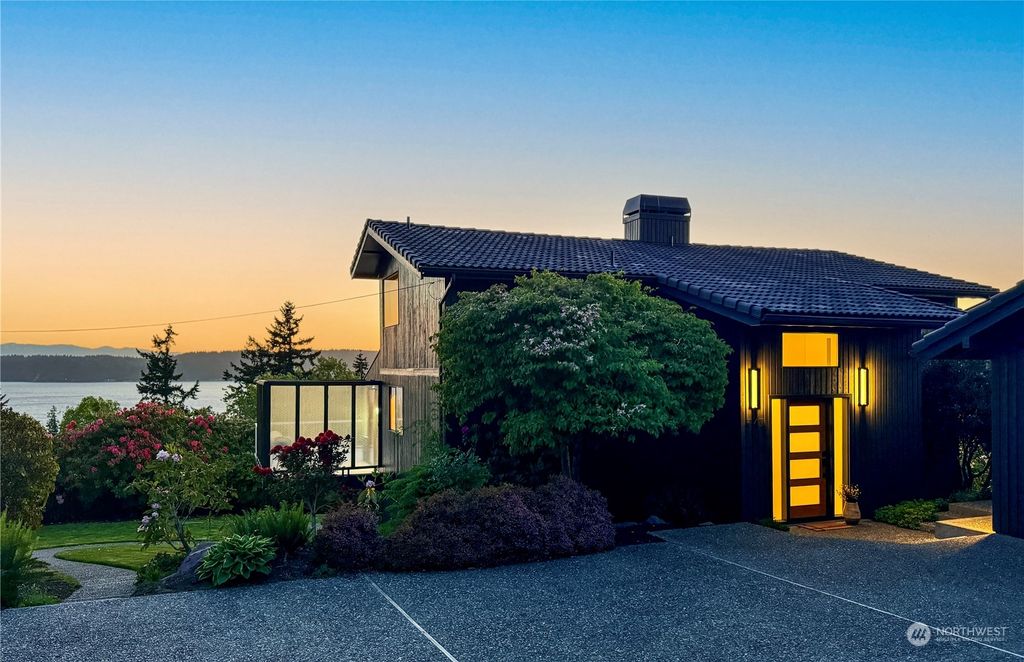 Photo of 747 Washington Avenue, Mukilteo, WA 98275 (MLS # 2234698)