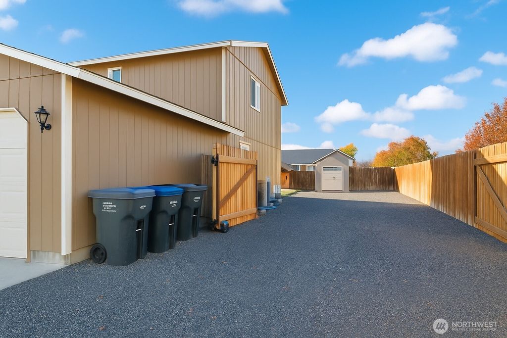 Photo of 526 N Monarch Street, Moses Lake, WA 98837 (MLS # 2453241)