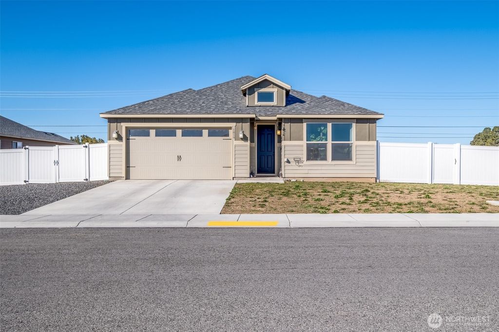 Photo of 1019 Hilltop Ave NE Ave, Quincy, WA 98848 (MLS # 2489992)