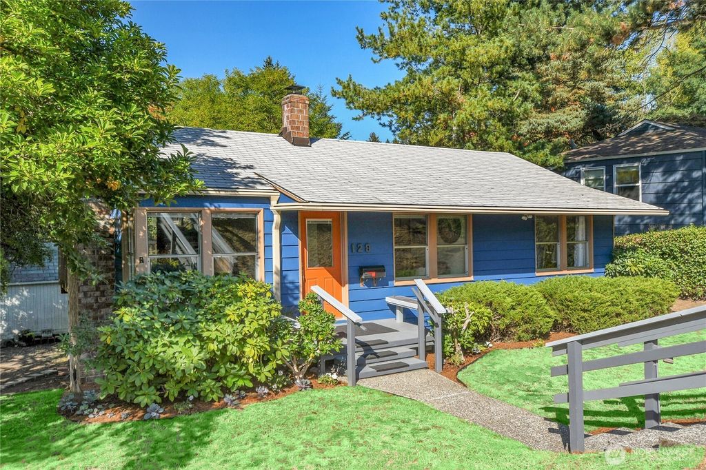Photo of 128 NE 174th Street, Shoreline, WA 98155 (MLS # 2434644)