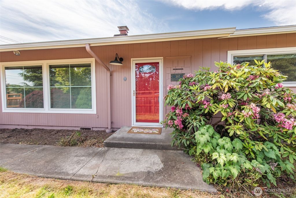 Photo of 307 E Fir Street, Sequim, WA 98382 (MLS # 2526193)