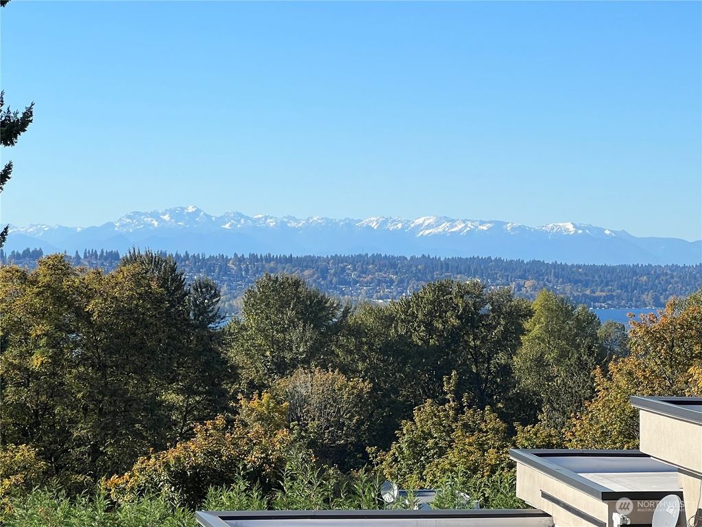 Photo of 7537 115th Place NE, Kirkland, WA 98033 (MLS # 2174855)