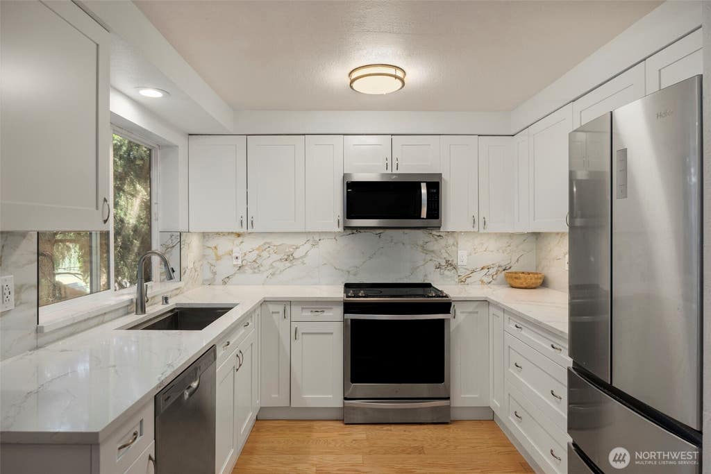 Photo of 4231 NE 5th Street #B203, Renton, WA 98059 (MLS # 2553025)