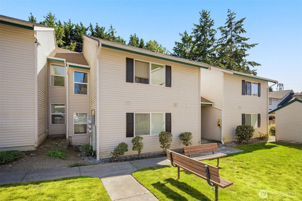 Photo of 4231 NE 5th Street #B203, Renton, WA 98059 (MLS # 2553025)