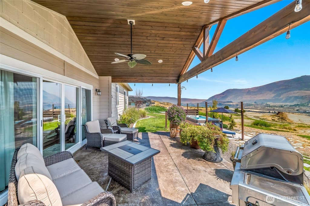 Photo of 28 13th Street SE, East Wenatchee, WA 98802 (MLS # 2570577)