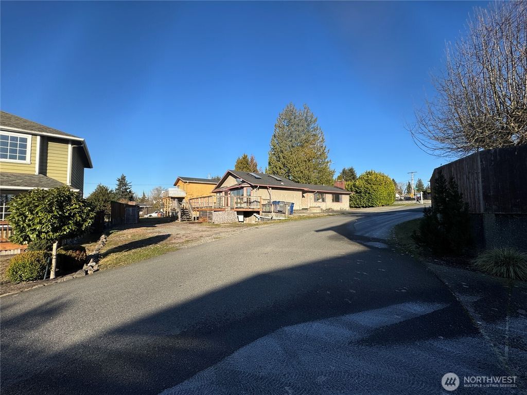 Photo of 1717 Edmonds Avenue NE, Renton, WA 98056 (MLS # 2437474)