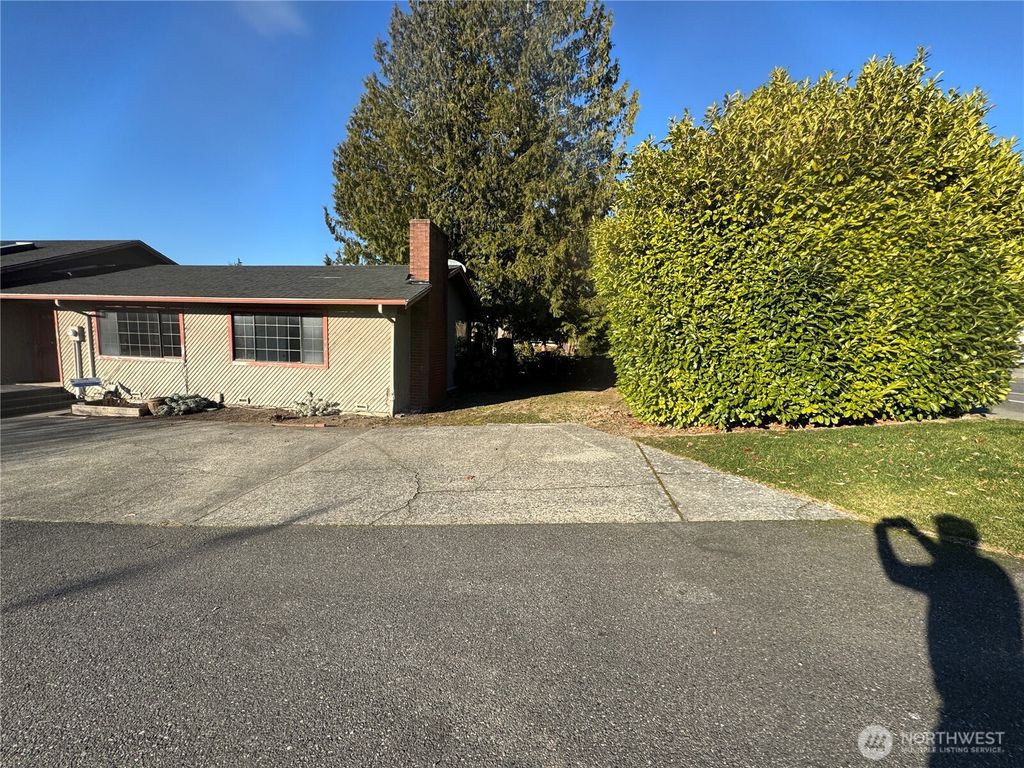 Photo of 1717 Edmonds Avenue NE, Renton, WA 98056 (MLS # 2437474)