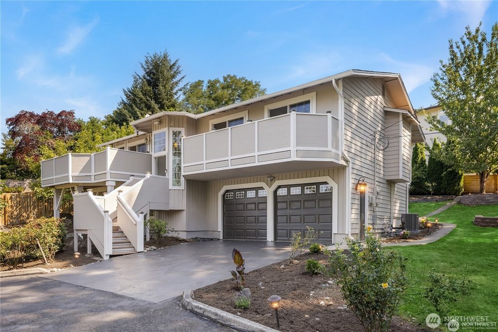 Photo of 11004 100th Avenue NE, Kirkland, WA 98033 (MLS # 2488883)