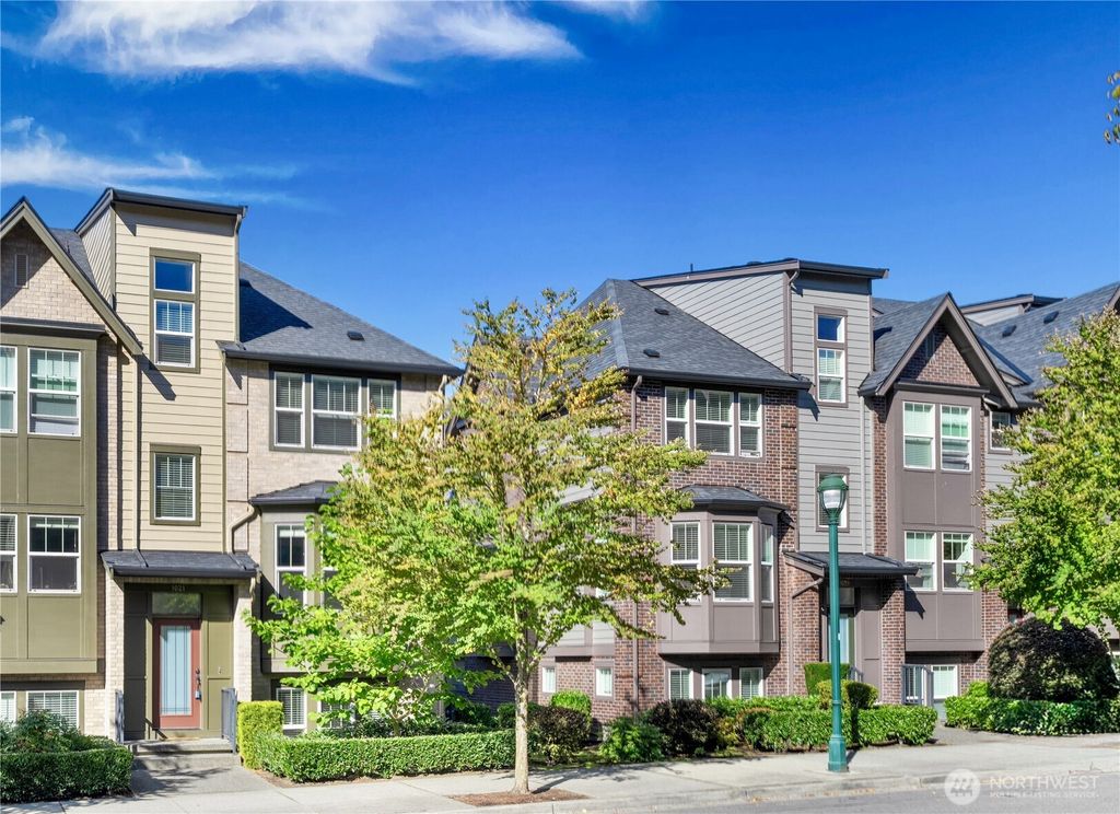 Photo of 1021 10th Avenue NE, Issaquah, WA 98029 (MLS # 2412170)